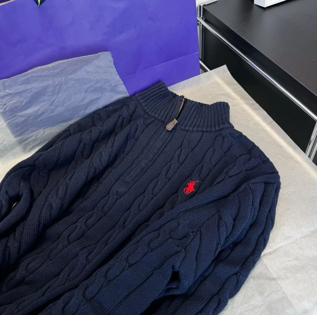 🅿️260 Style number: L02 RALPH LAUREN/Ralph Lauren classic war horse small label embroidered logo Paul polo turtleneck pullover classic half-zip knitted twist sweater sweater Size: Made of pure cotton yarn 🧶 blended with wool, pure cotton is skin-friendly and comfortable, small label war horse embroidered twist turtleneck sweater 🐎 high quality. Follow the blogger to learn how to wear it! Let’s get a Ralph Lauren cable sweater. It’s a super hard-to-find series after it became popular. It’s hard to find one on the official website. It’s simple and practical to wear, with a lazy and loose feel. The thickened fabric has more texture, soft and delicate feel, and a loose fit. Whether worn alone or layered, you can wear different styles of fashion with just one piece!   Size reference # xs s m l Length 64 66 68 70 Shoulder width 40 41 42 44 Bust 46 48 50 52